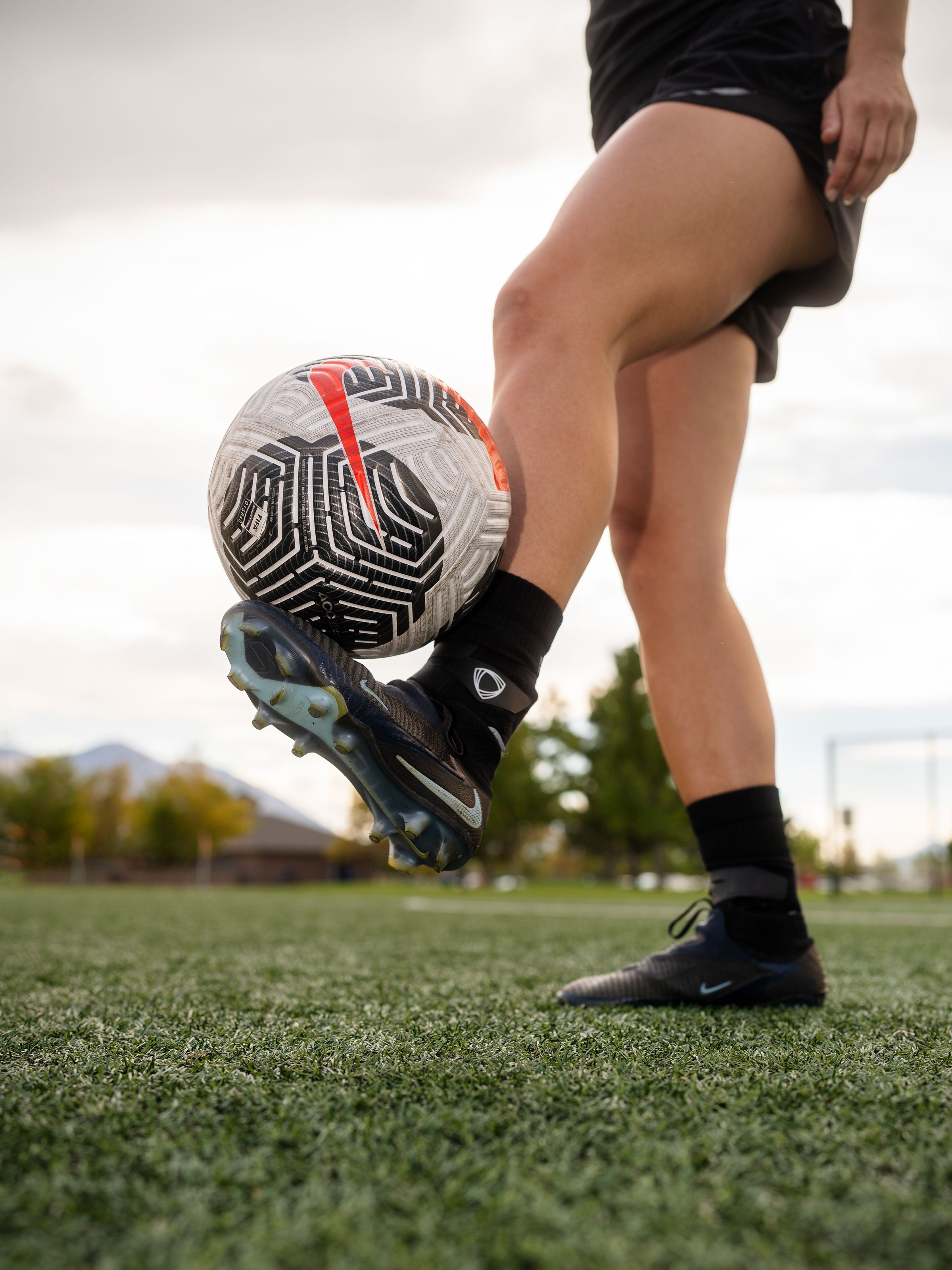 BEST ANKLE BRACES FOR LIGHTWEIGHT ANKLE SUPPORT