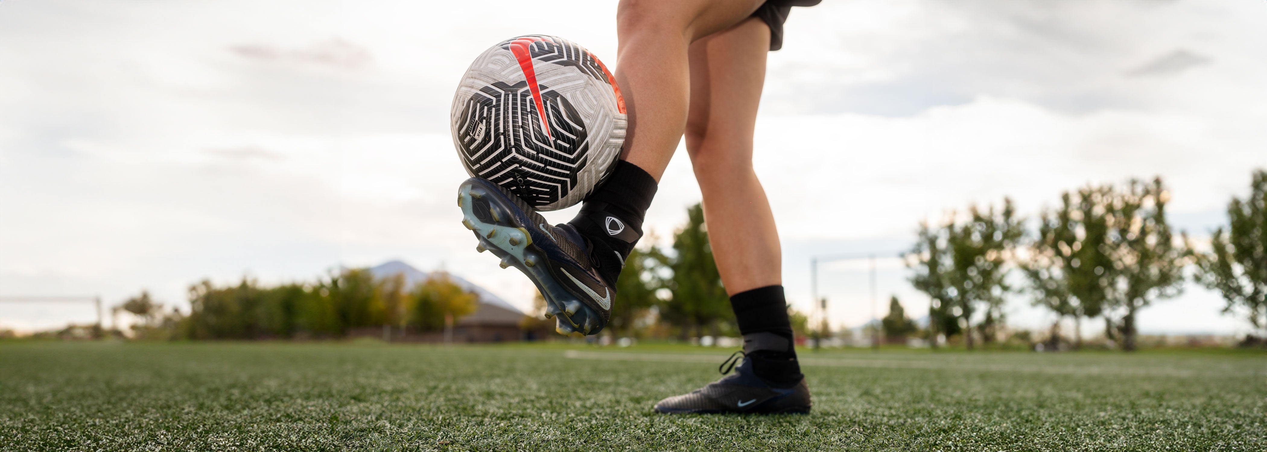 LIGHTWEIGHT ANKLE BRACE