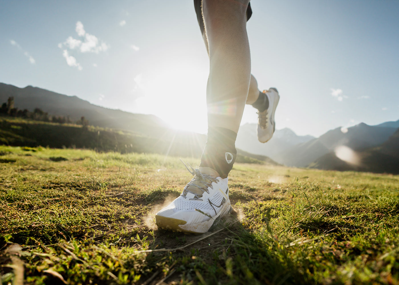 Hiking ankle support with adaptive ankle stabilizer