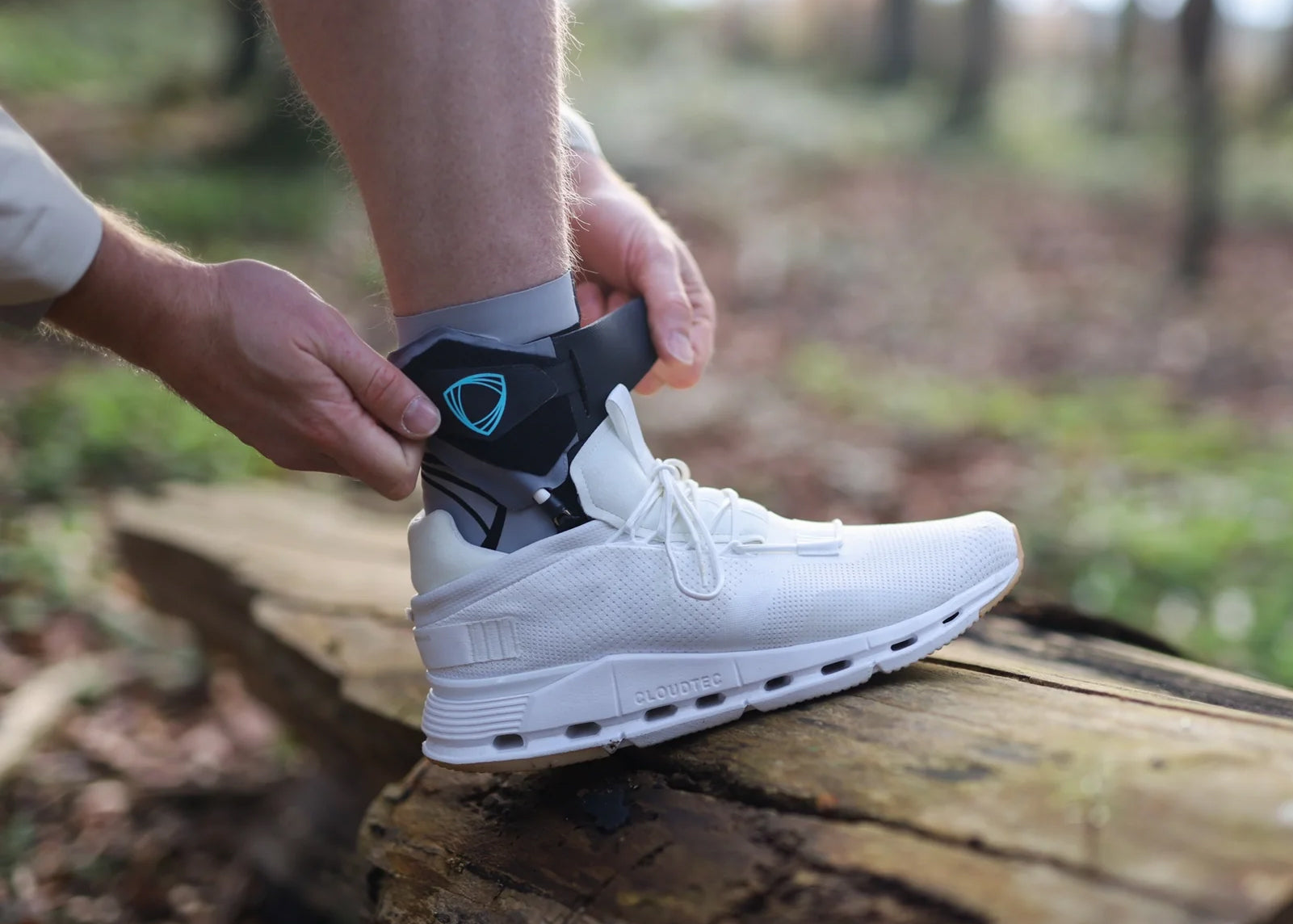 Hiking ankle brace with adjustable straps