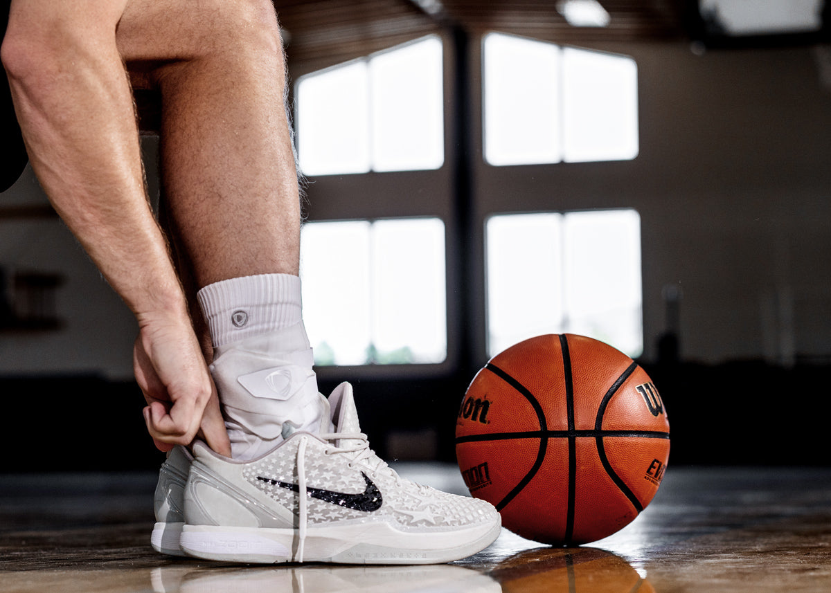 Ankle brace for basketball with adjustable straps
