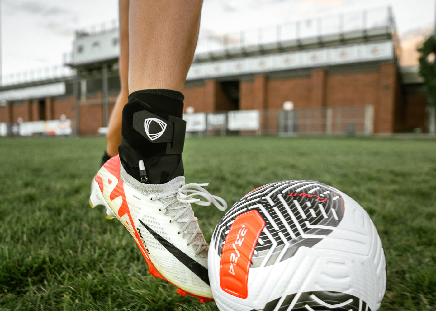 LIGHTWEIGHT SOCCER ANKLE BRACE